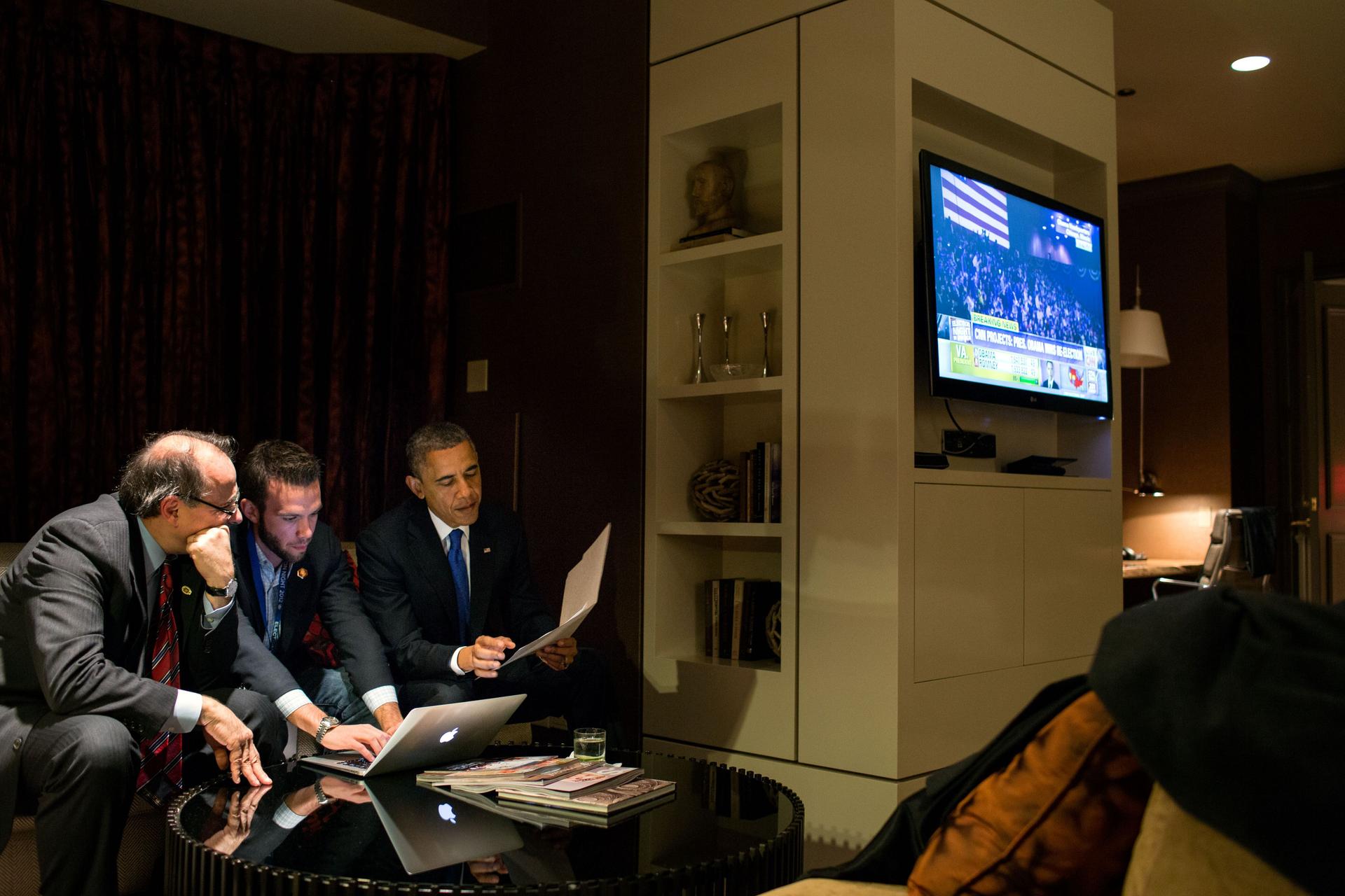 https://image.cityhotelsandbookings.com/apartments/66c111c2c97c6cb8fb7fb197/Barack_Obama_works_on_his_re-election_acceptance_speech.jpg