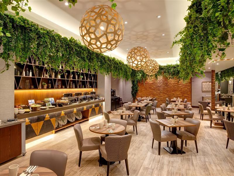 https://image.cityhotelsandbookings.com/apartments/67150ebb137ea686e0572d39/156757283_Bedford_Hotel__F_B__Botanica_Restaurant_and_Bar__General_View._4500x3000.jpg